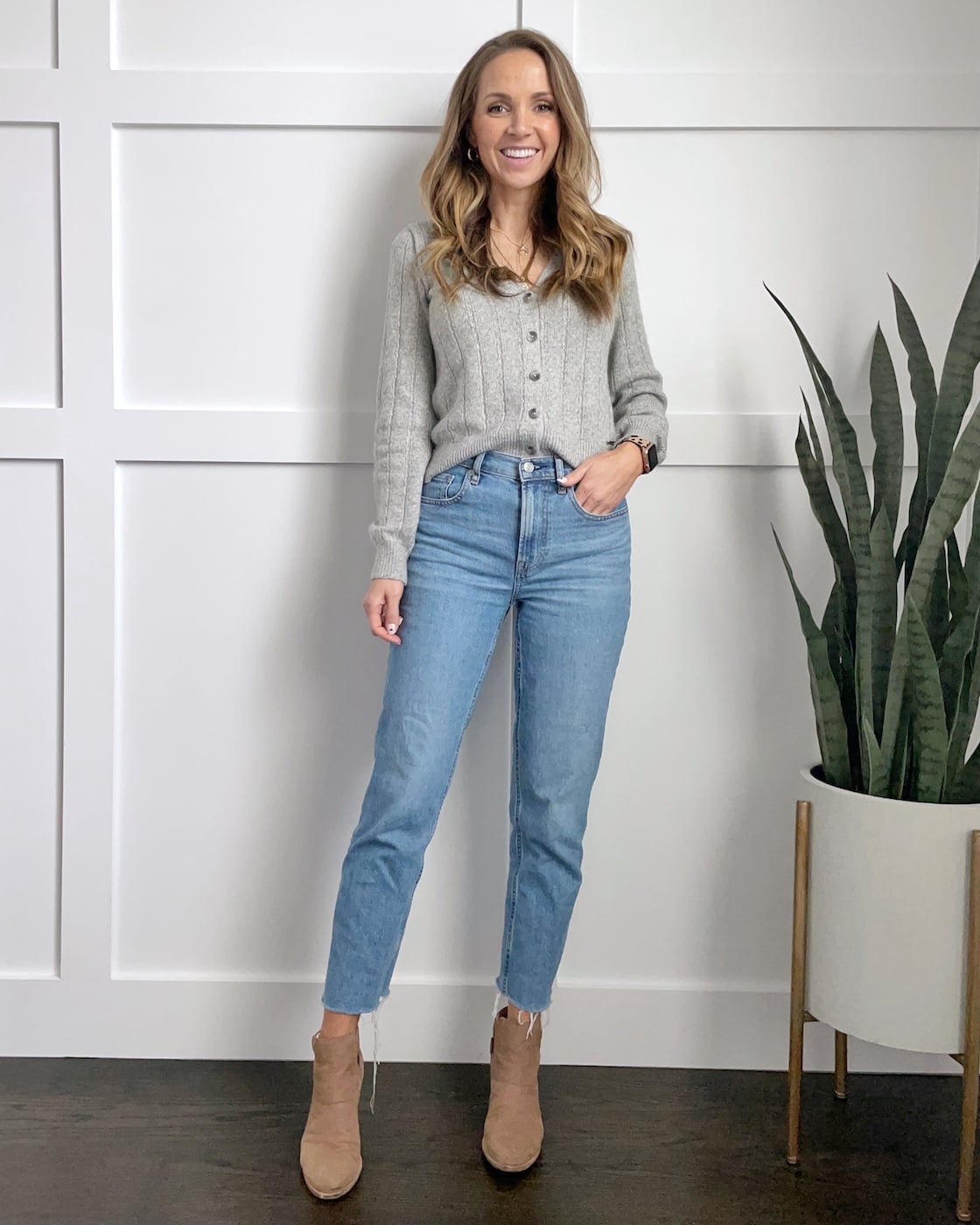 Light Blue Straight Leg Jeans With Gray Cardigan — Simple Light Blue Jeans Outfits