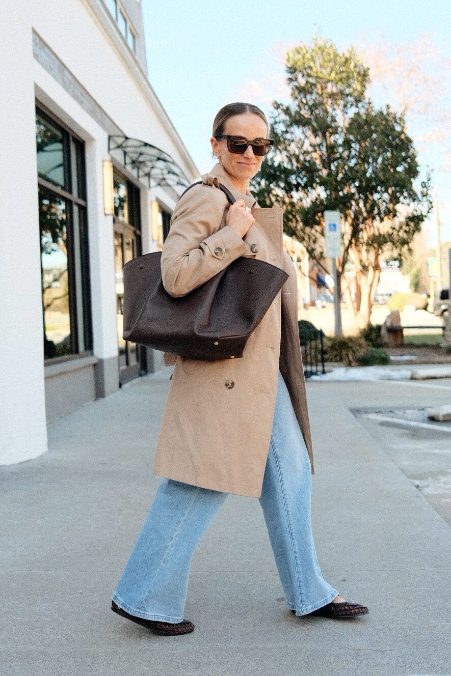 Light Blue Wide Leg Jeans With Beige Trench Coat — Simple Light Blue Jeans Outfits