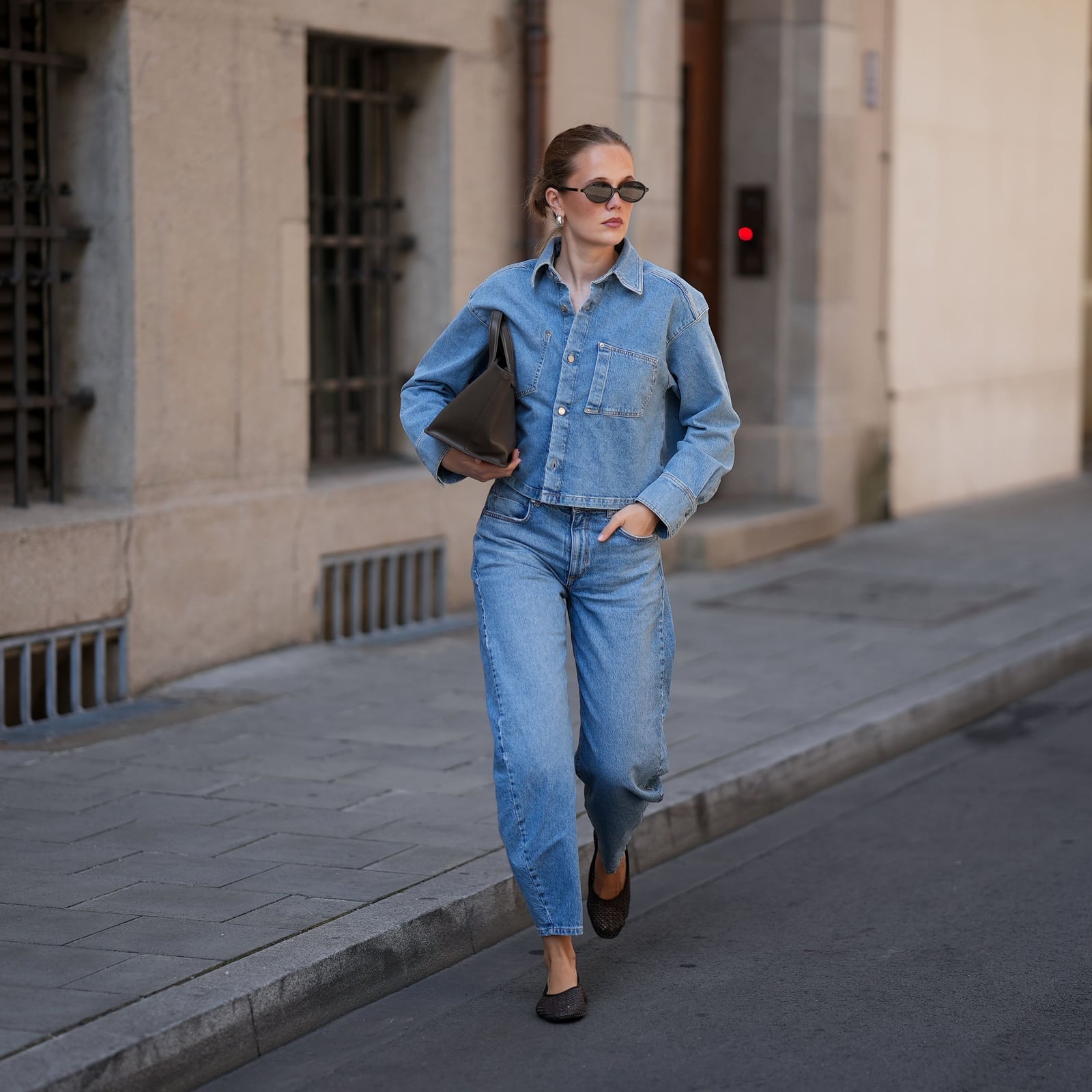 Coordinated Denim Look With Barrel Leg Jeans — Simple Light Blue Jeans Outfits