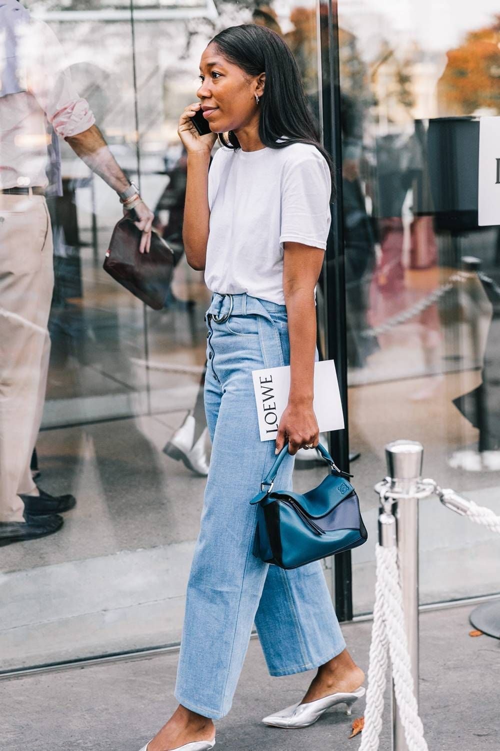Wide Leg Light Blue Jeans With Teal Handbag — Simple Light Blue Jeans Outfits