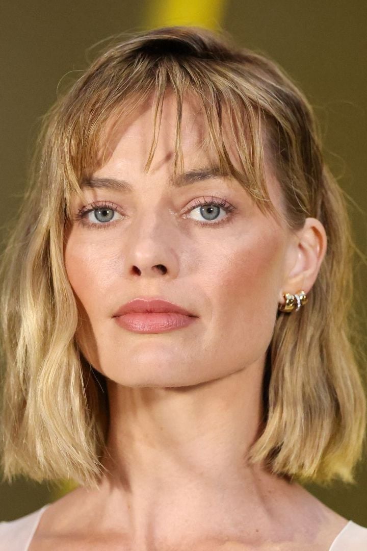 Chin Bob With Blunt Bangs And Blonde Highlights Chin Bob With Blunt Bangs And Blonde Highlights — Simple Long Bob