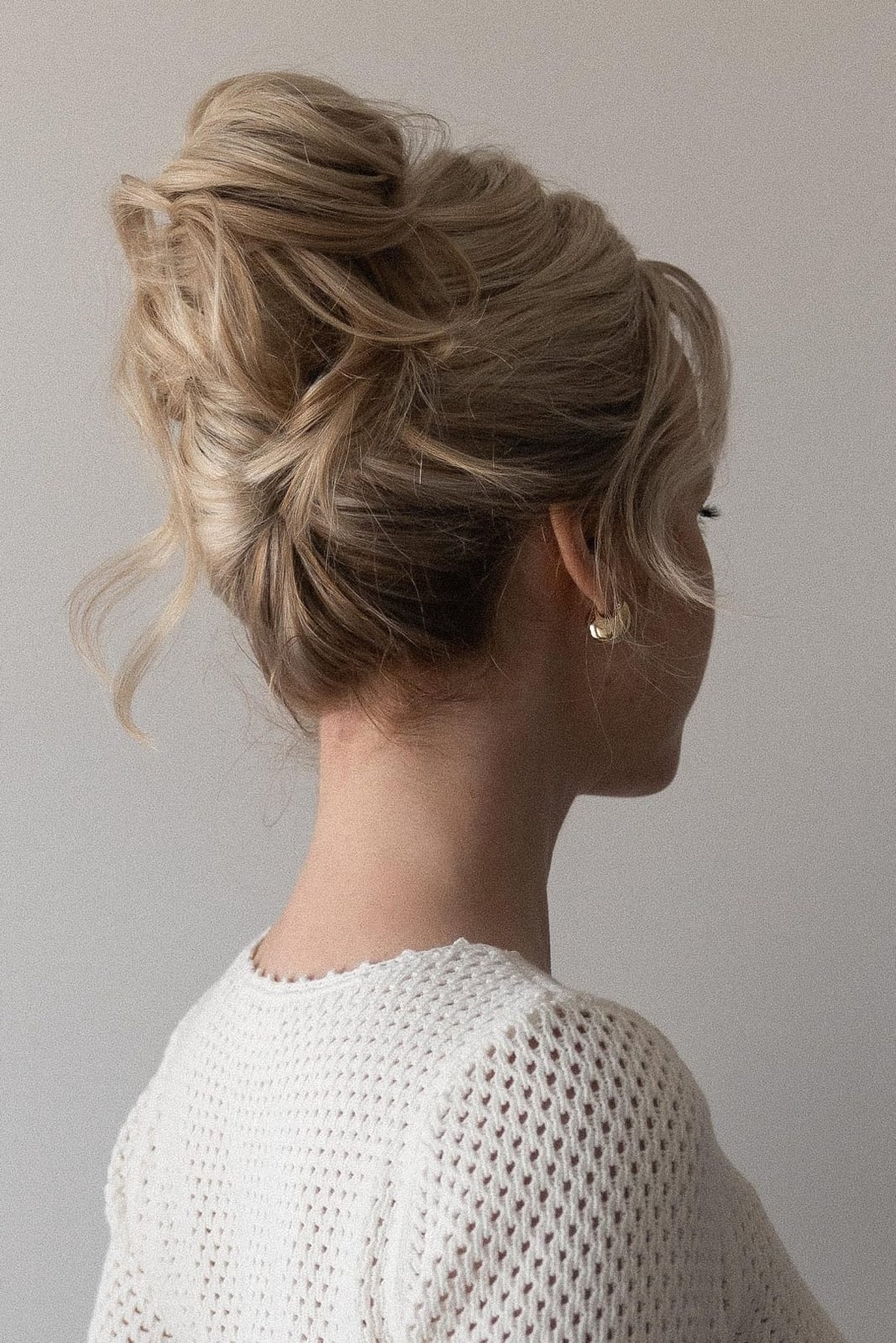 Blonde Balayage Textured Loose Bun Blonde Balayage Textured Loose Bun — Simple Loose Updo