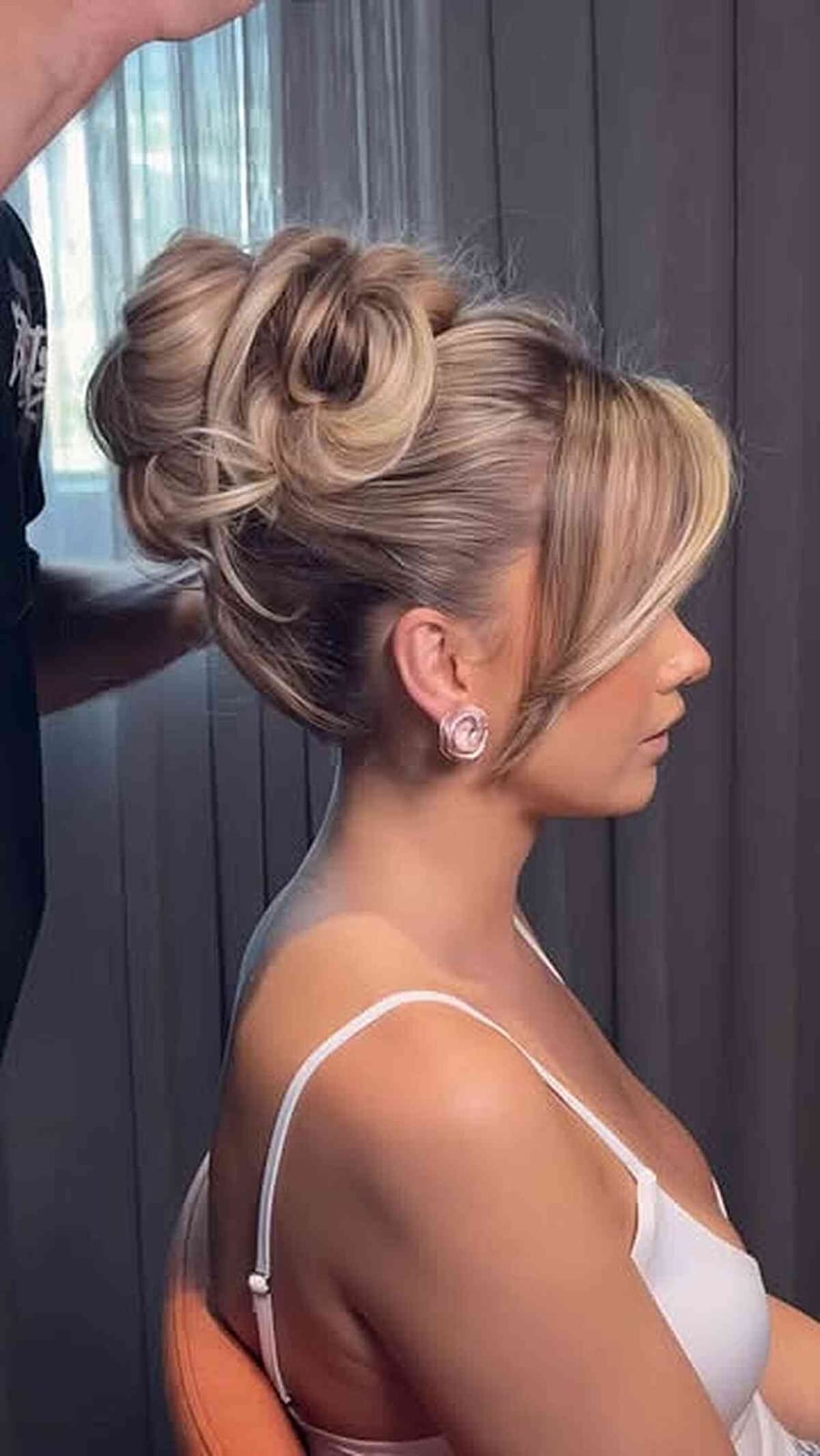 Voluminous Blonde Updo with Curtain Bangs Voluminous Blonde Updo with Curtain Bangs — Simple Loose Updo