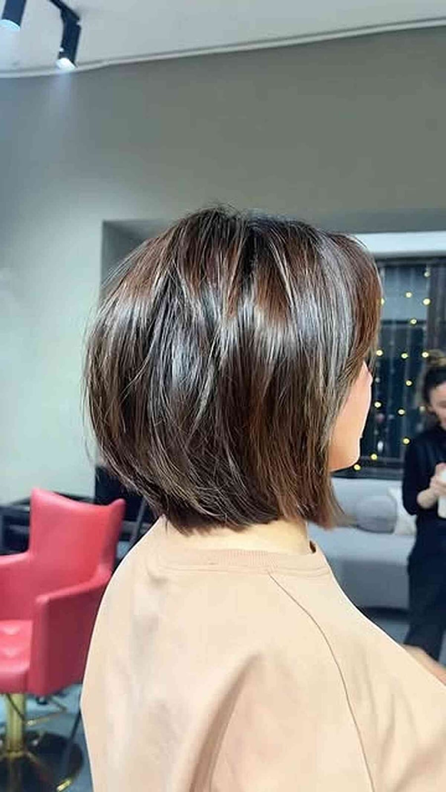 Stacked Chin Length Bob With Brown Highlights — Simple Medium Bob