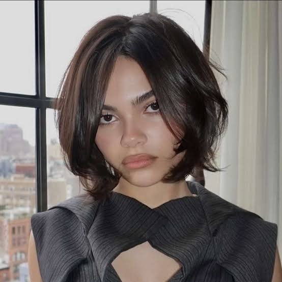 Chin Bob With Dark Brown Waves and Curtain Bangs — Simple Medium Bob