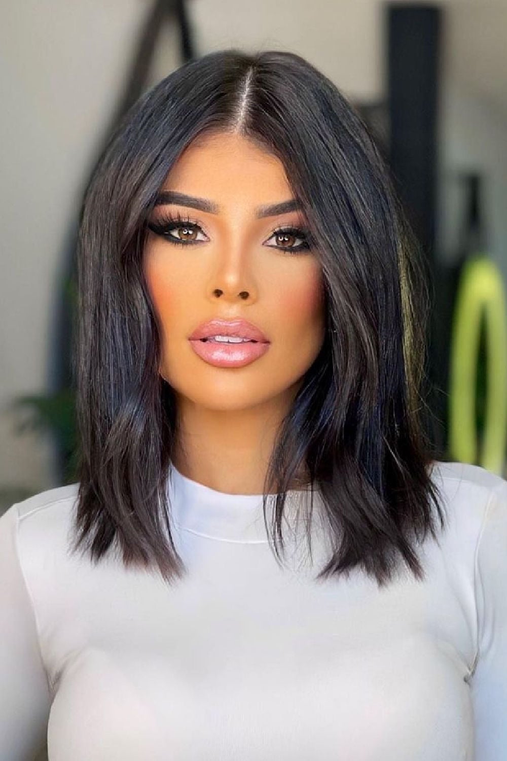 Collarbone Bob With Dark Brown Highlights and Curtain Bangs — Simple Medium Bob