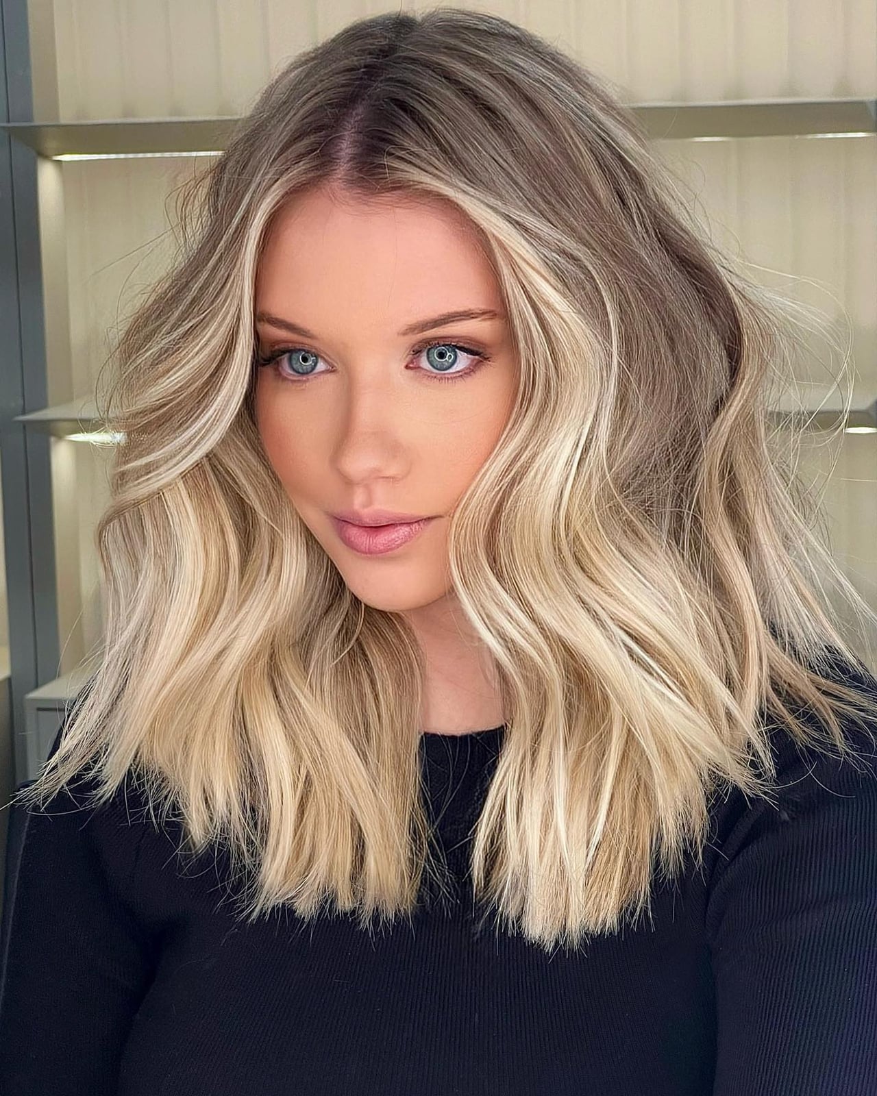 Collarbone Blonde With Lived-In Balayage Collarbone Blonde With Lived-In Balayage — Simple Mid Length Hair