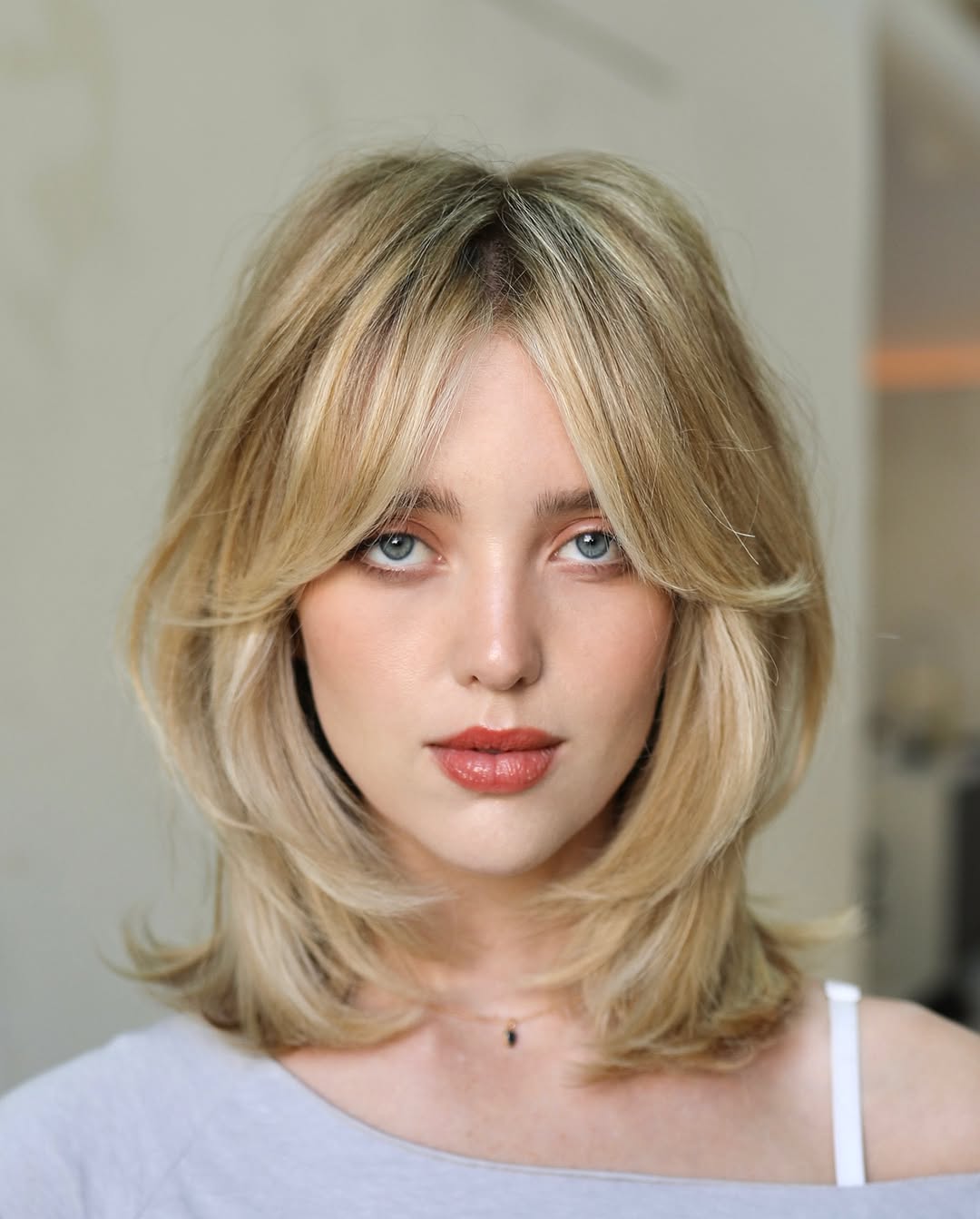 Blonde Collarbone Shag With Wispy Bangs Blonde Collarbone Shag With Wispy Bangs — Simple Mid Length Hair