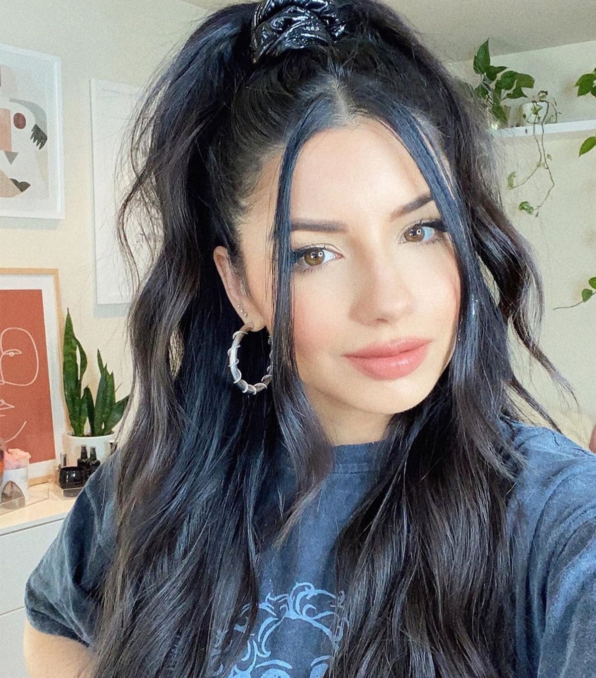 Mid-Back Dark Brown High Ponytail With Curtain Bangs Mid-Back Dark Brown High Ponytail With Curtain Bangs — Simple New Hairstyles