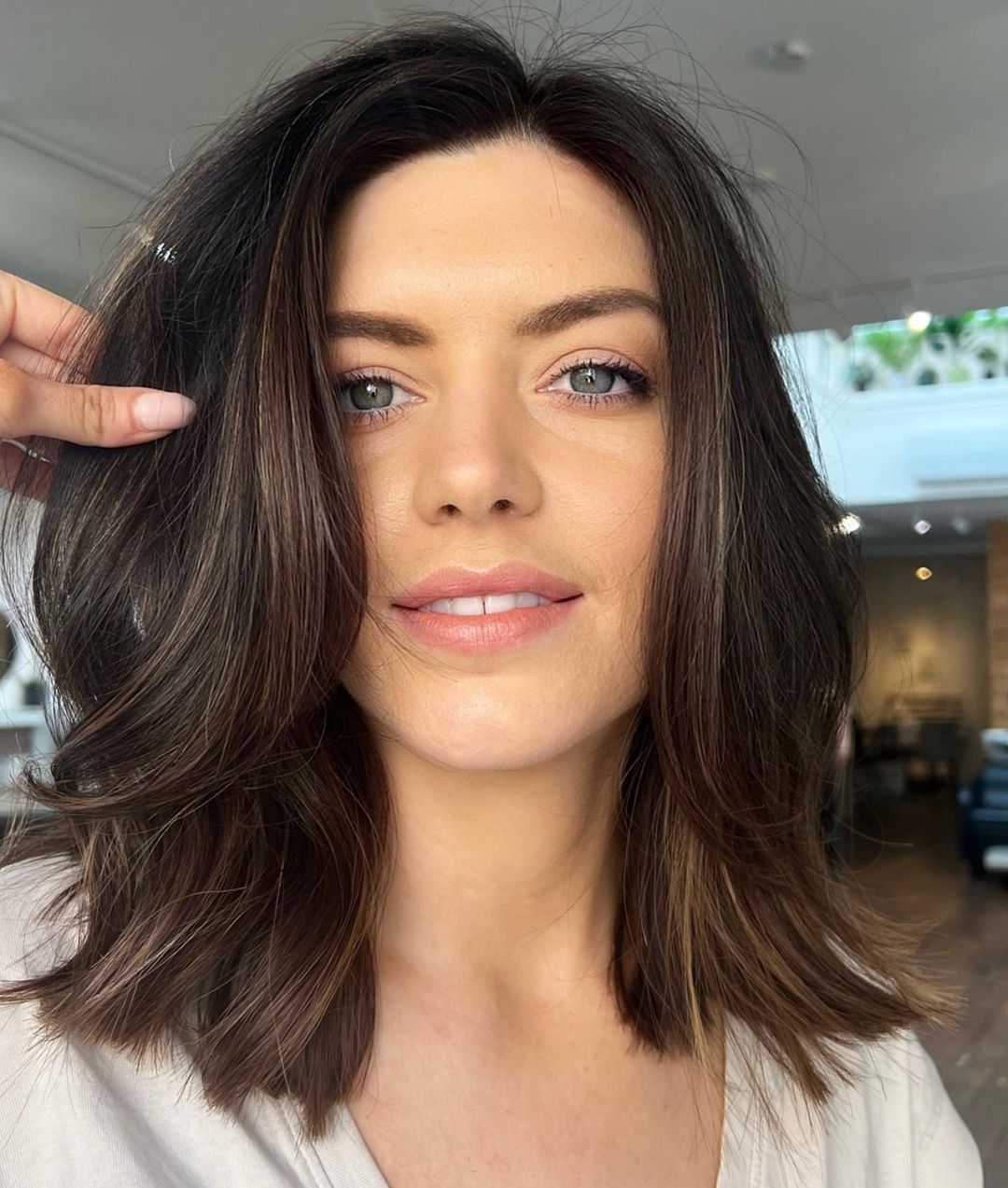 Collarbone Lob With Soft Face-Framing — Simple Oval Face Haircuts