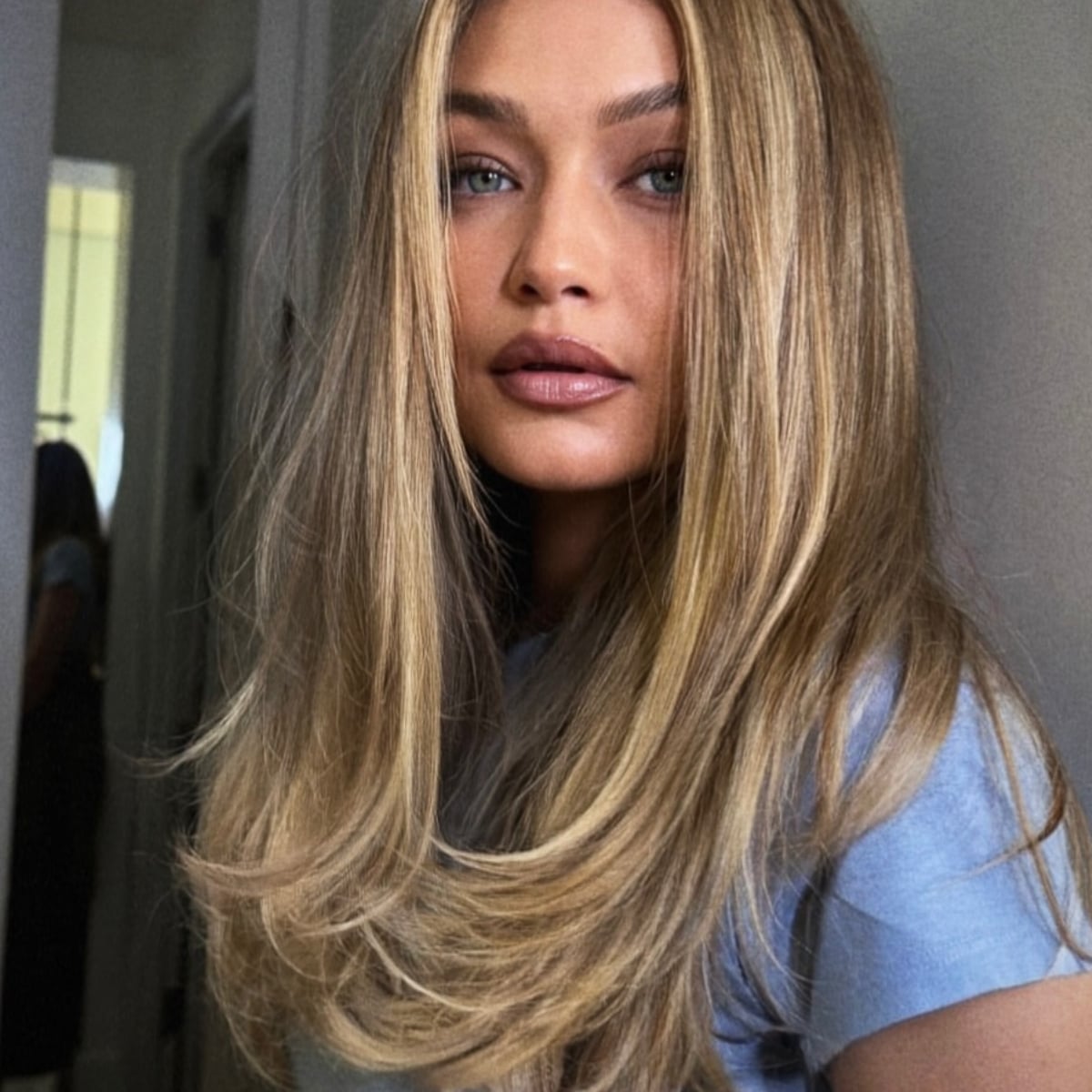 Collarbone Layered With Honey Blonde Balayage Collarbone Layered With Honey Blonde Balayage — Simple Rachel Haircuts