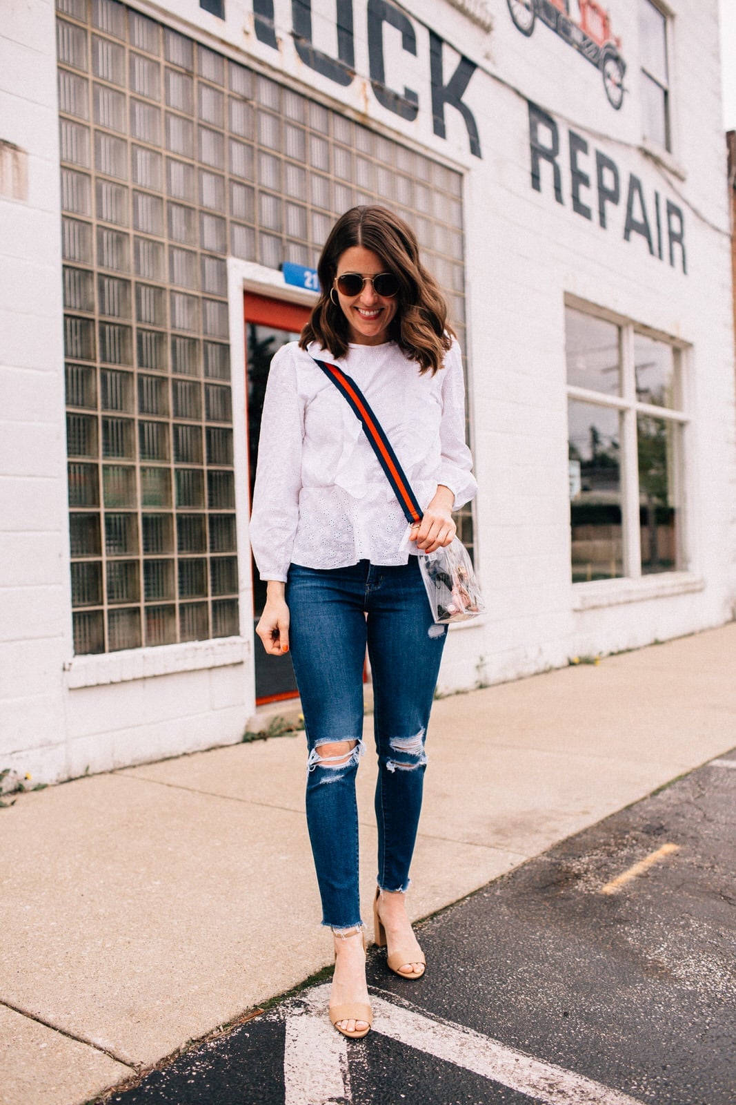 Dark Blue Skinny Jeans With Eyelet Blouse And Nude Heels — Simple Ripped Jeans Outfits