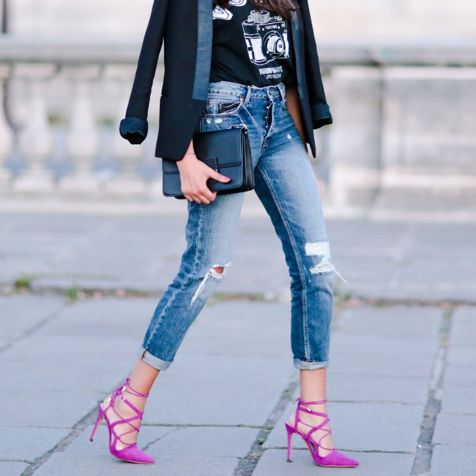 Blue Ripped Jeans With Graphic Tee Blazer And Pink Heels — Simple Ripped Jeans Outfits