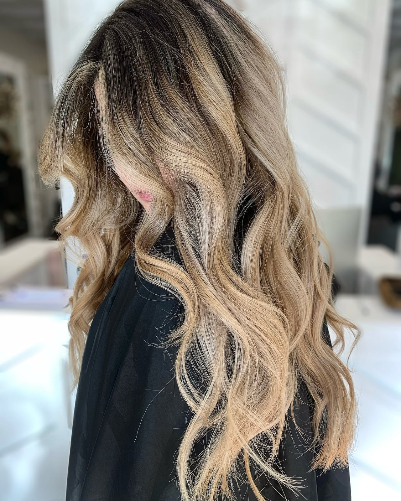 Long Wavy Hair With Shadow Root and Black Cape — Simple Shadow Root