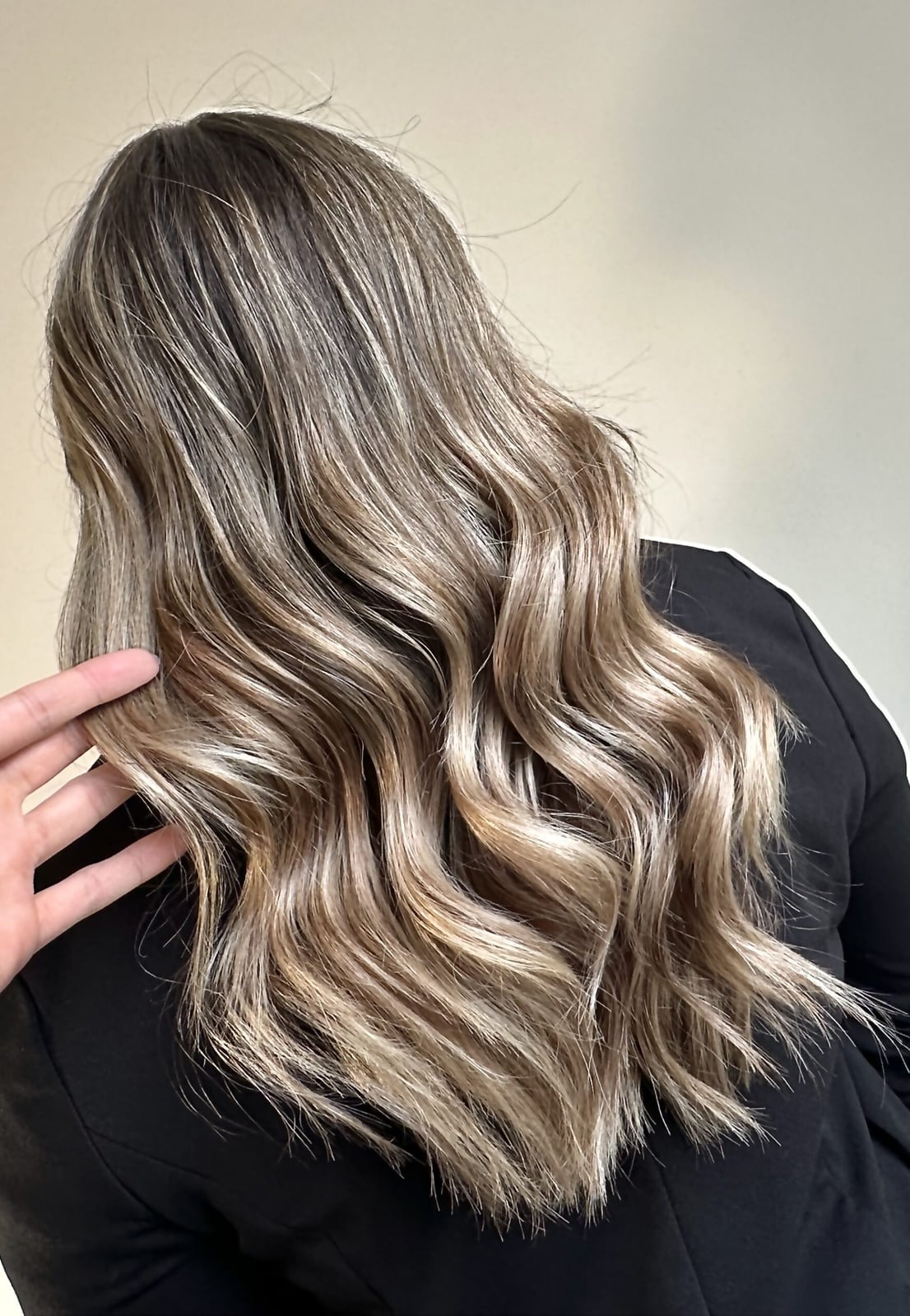 Wavy Blonde Hair With Shadow Root and Black Jacket — Simple Shadow Root