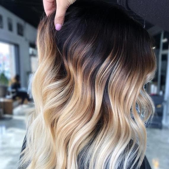 Wavy Hair With Shadow Root and Black Top, Close-Up Take — Simple Shadow Root