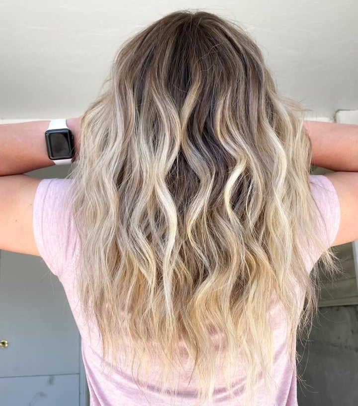 Wavy Hair With Shadow Root and Pink T-shirt — Simple Shadow Root