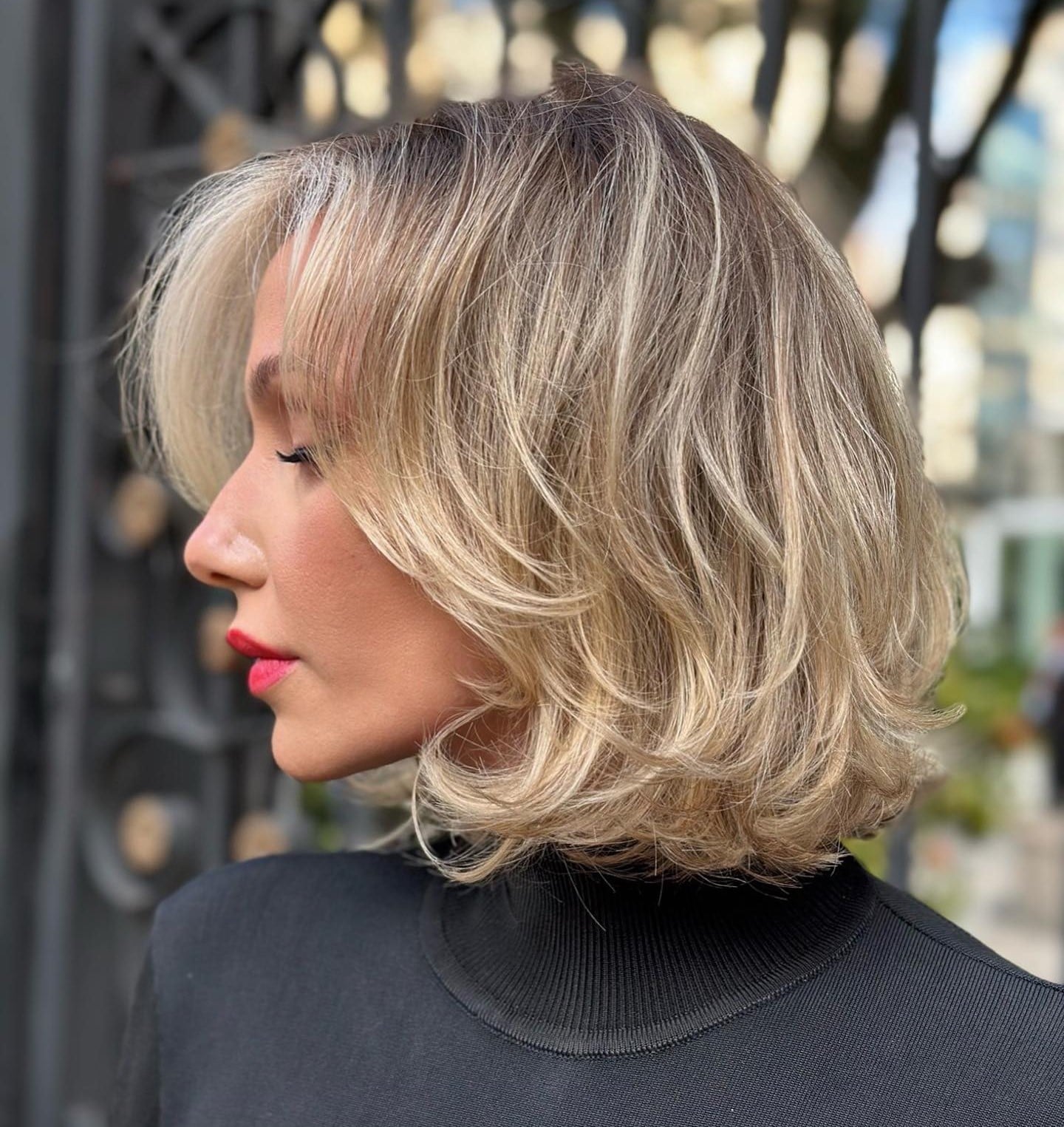 Short Layered Blonde Hair With Shadow Root and Turtleneck — Simple Shadow Root
