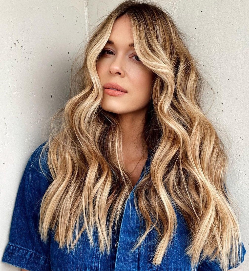 Long Wavy Blonde Hair With Shadow Root and Denim Shirt — Simple Shadow Root