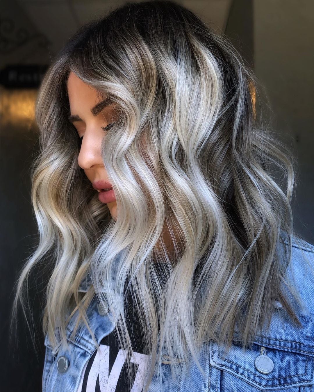 Long Wavy Blonde Hair With Shadow Root and Denim Jacket, Close-Up Take — Simple Shadow Root