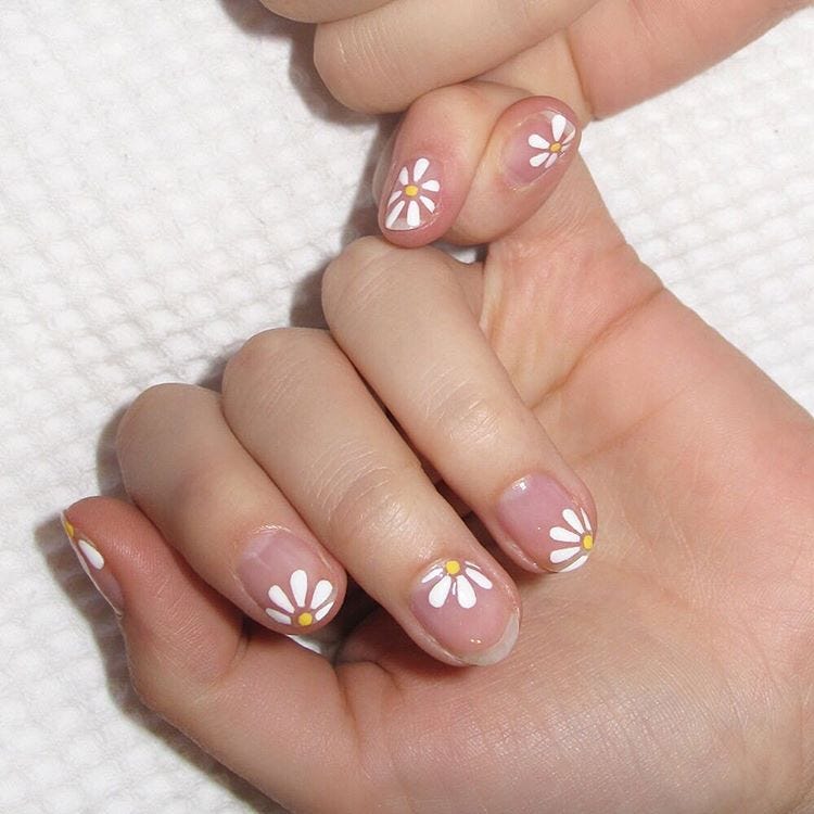 Clear Daisy Yellow Accent Short Round Nails — Simple Short Nails