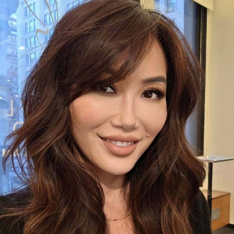 Wavy Collarbone Layers With Side Bangs — Simple Side Bangs