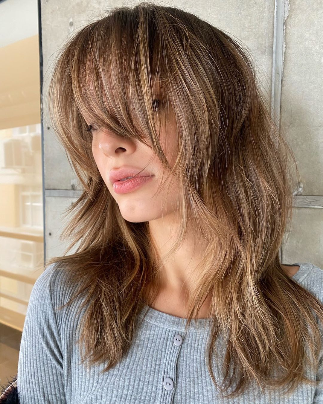 Collarbone Dark Brown with Blonde Highlights and Curtain Bangs Collarbone Dark Brown with Blonde Highlights and Curtain Bangs — Simple Side Bangs Hairstyles