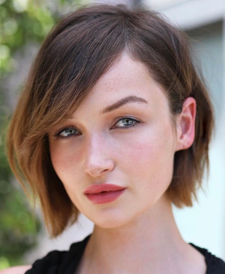Chin Length Brown Bob with Side Swept Bangs Chin Length Brown Bob with Side Swept Bangs — Simple Side Bangs Hairstyles