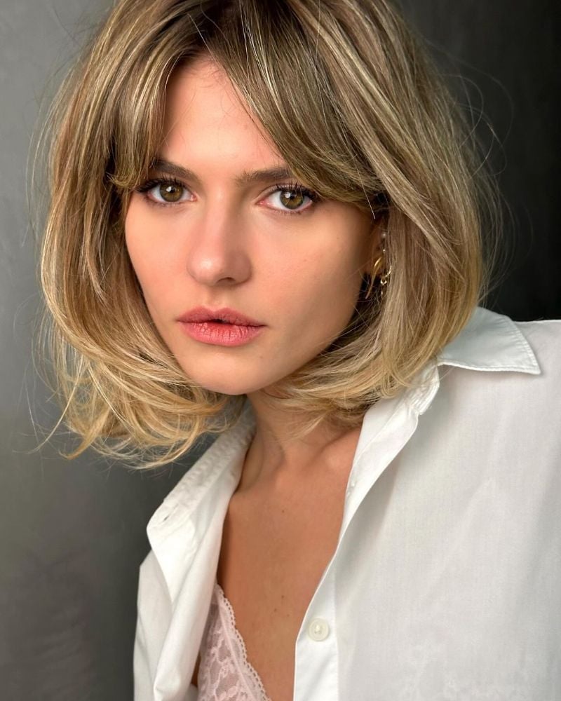 Chin Length Bob with Wavy Curtain Bangs Chin Length Bob with Wavy Curtain Bangs — Simple Side Bangs Hairstyles
