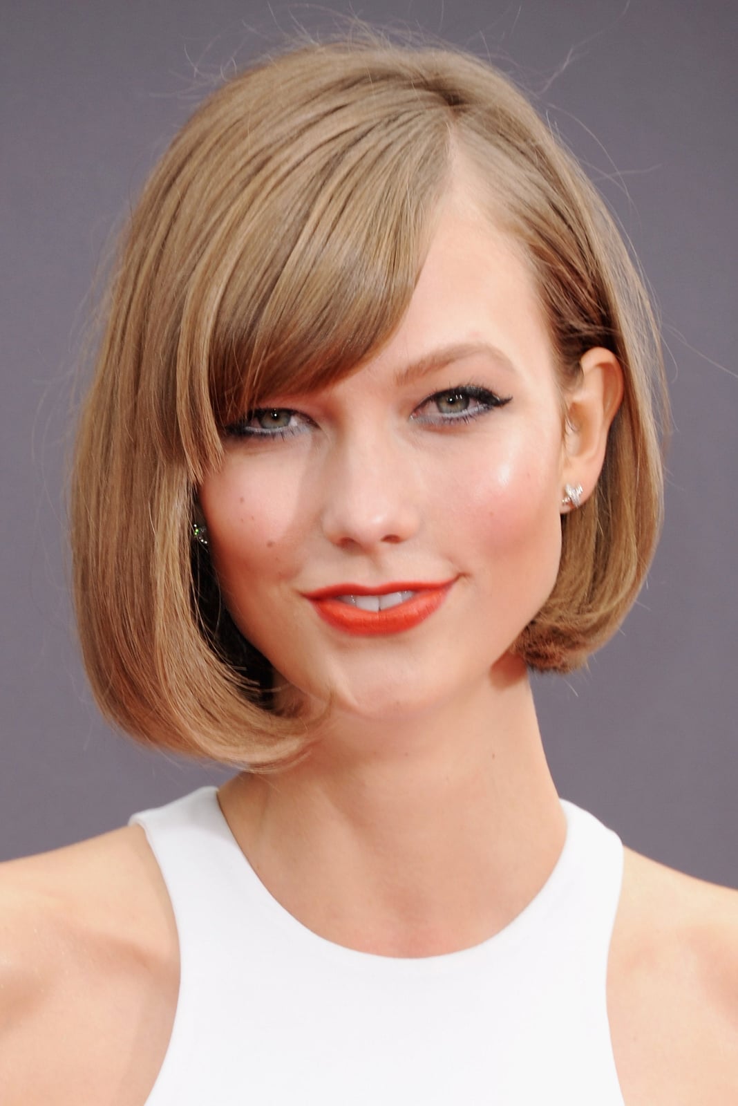 Chin Length Sleek Blonde Bob Curtain Bangs Chin Length Sleek Blonde Bob Curtain Bangs — Simple Side Bangs Hairstyles
