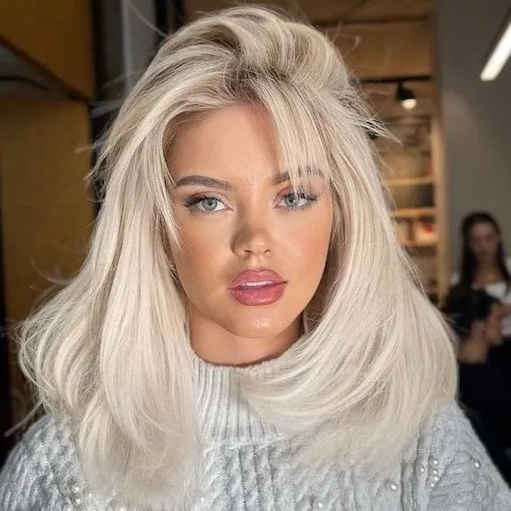 Collarbone Platinum Blonde With Curtain Bangs Collarbone Platinum Blonde With Curtain Bangs — Simple Side Part Bangs
