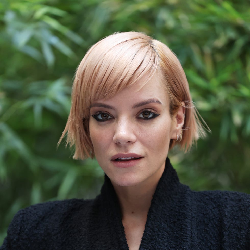 Light Blonde Ear Length Bob With Side Fringe Light Blonde Ear Length Bob With Side Fringe — Simple Side Part Bangs
