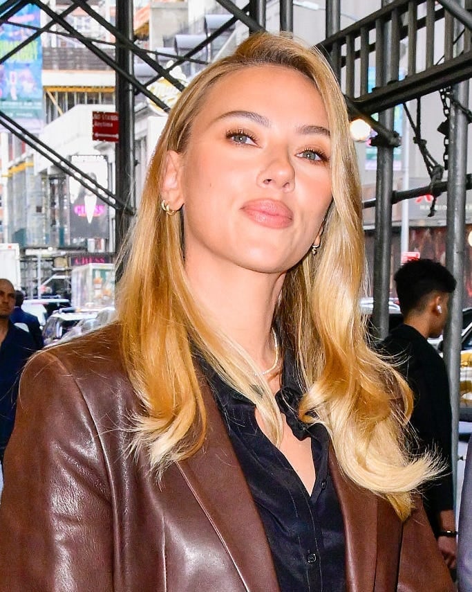 Shoulder Length Blonde With Glossy Waves — Simple Side Part Hairstyles