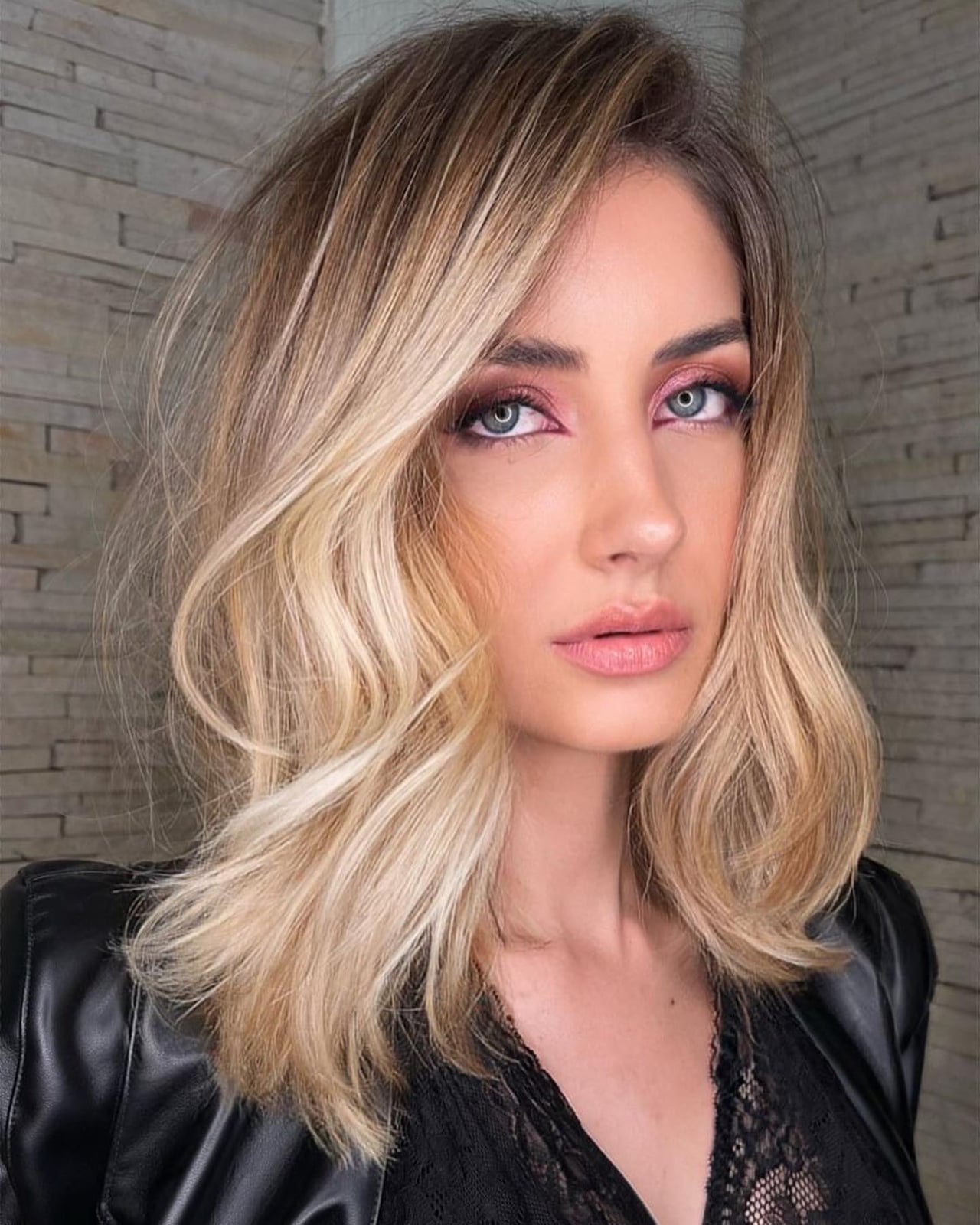 Collarbone Blonde Balayage With Loose Waves — Simple Side Part Hairstyles