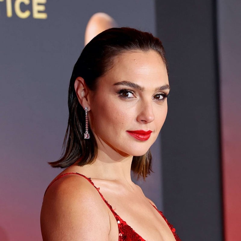 Fine Straight Collarbone Wet Look Fine Straight Collarbone Wet Look — Simple Slicked Back Hair