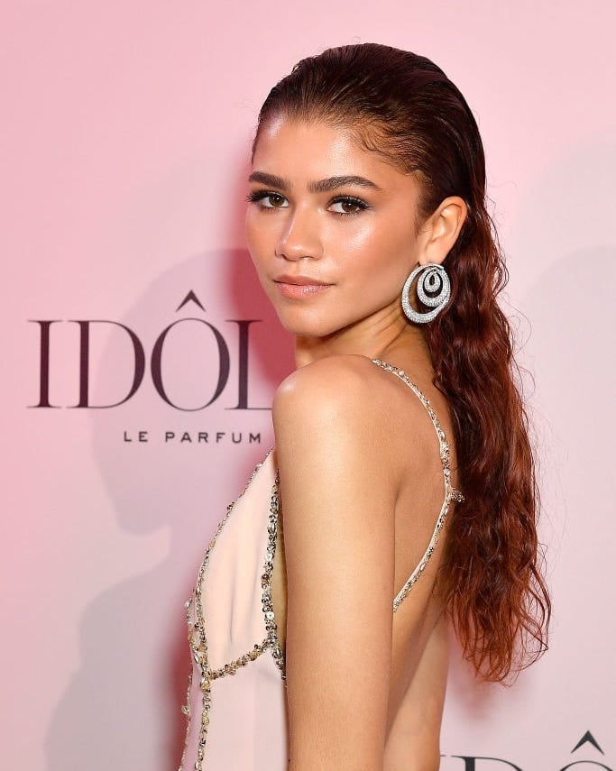 Wavy Mid-Back Wet Look Style Wavy Mid-Back Wet Look Style — Simple Slicked Back Hair