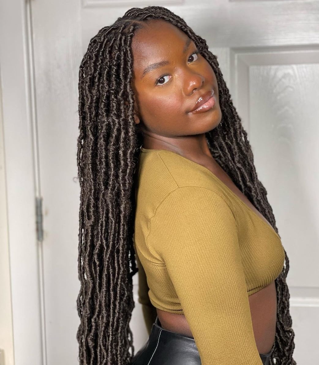 Mid-Back Dark Brown Faux Locs Loose Flow, Close-Up Take Mid-Back Dark Brown Faux Locs Loose Flow, Close-Up Take — Simple Soft Locs Hairstyles
