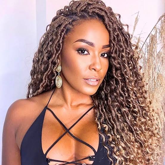 Mid-Back Brown Blonde Faux Locs Highlighted Ends, Middle Mid-Back Brown Blonde Faux Locs Highlighted Ends, Middle — Simple Soft Locs Hairstyles