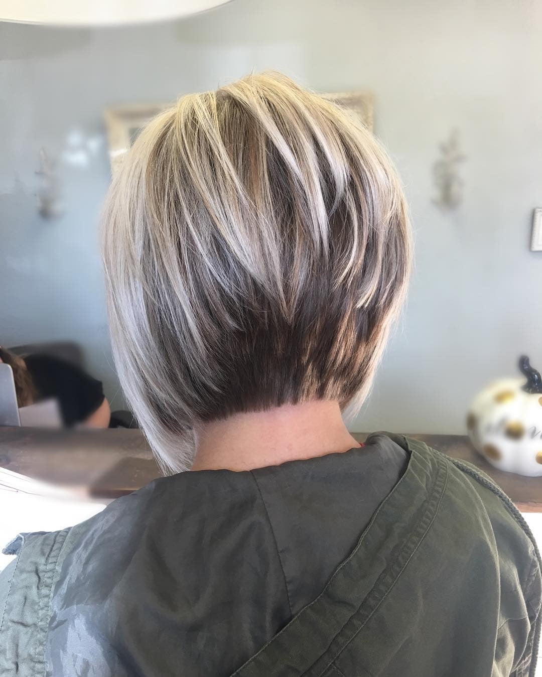 Dark Brown Collarbone Stacked Bob Highlights — Simple Stacked Bob