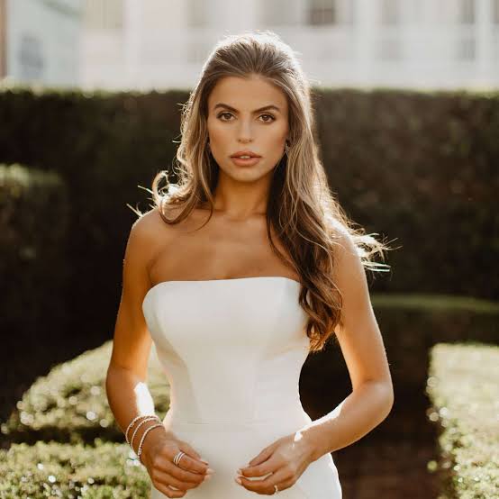 Collarbone Blonde Blowout With Soft Waves — Simple Strapless Dresses Hairstyles