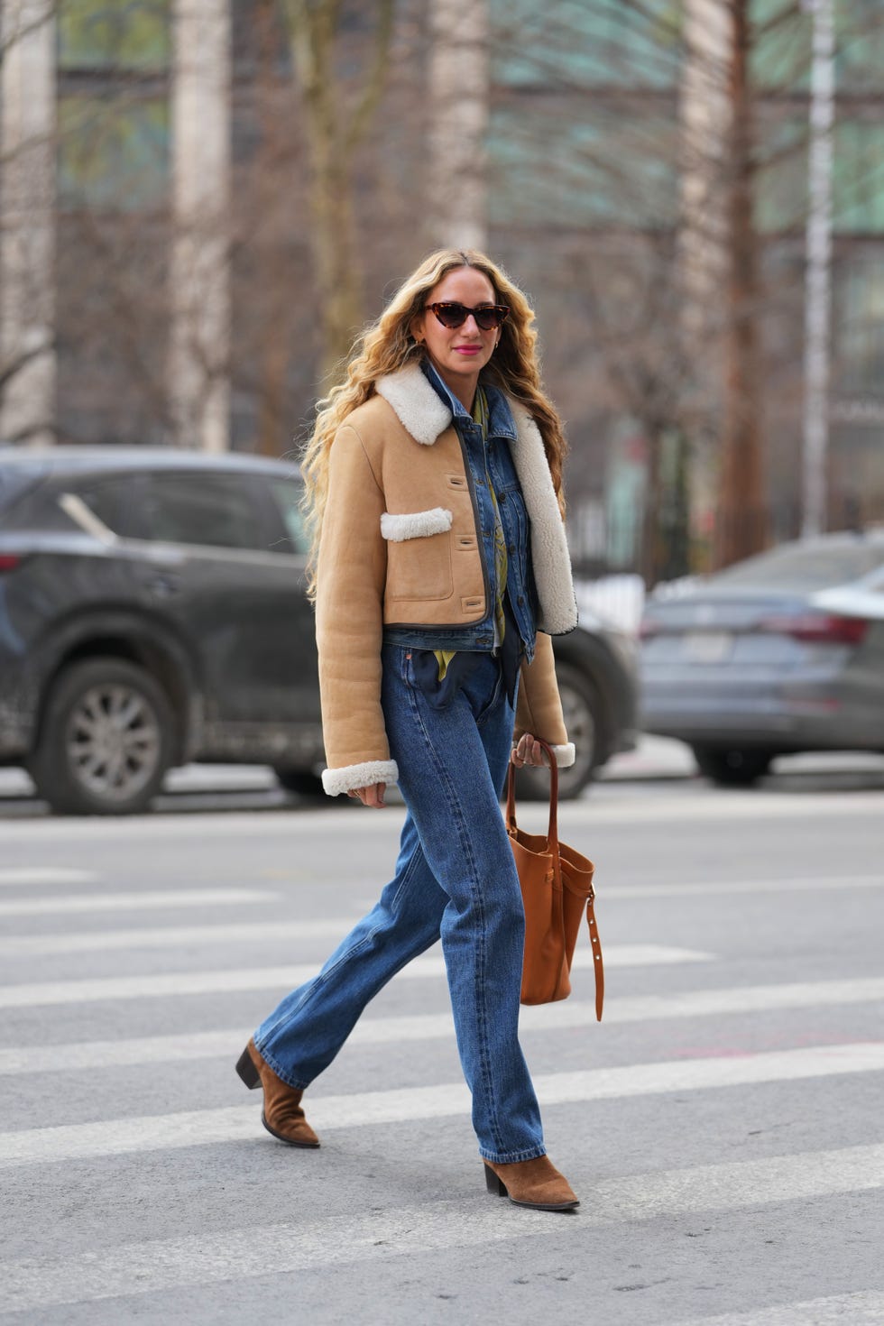 Cropped shearling jacket with wide leg jeans — Simple Street Style Outfits