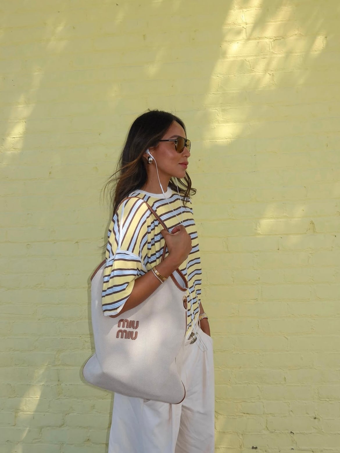 Striped t-shirt with wide leg beige pants — Simple Street Style Outfits