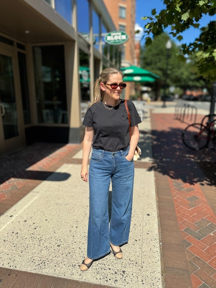Black t-shirt with wide leg jeans and espadrilles — Simple Street Style Outfits