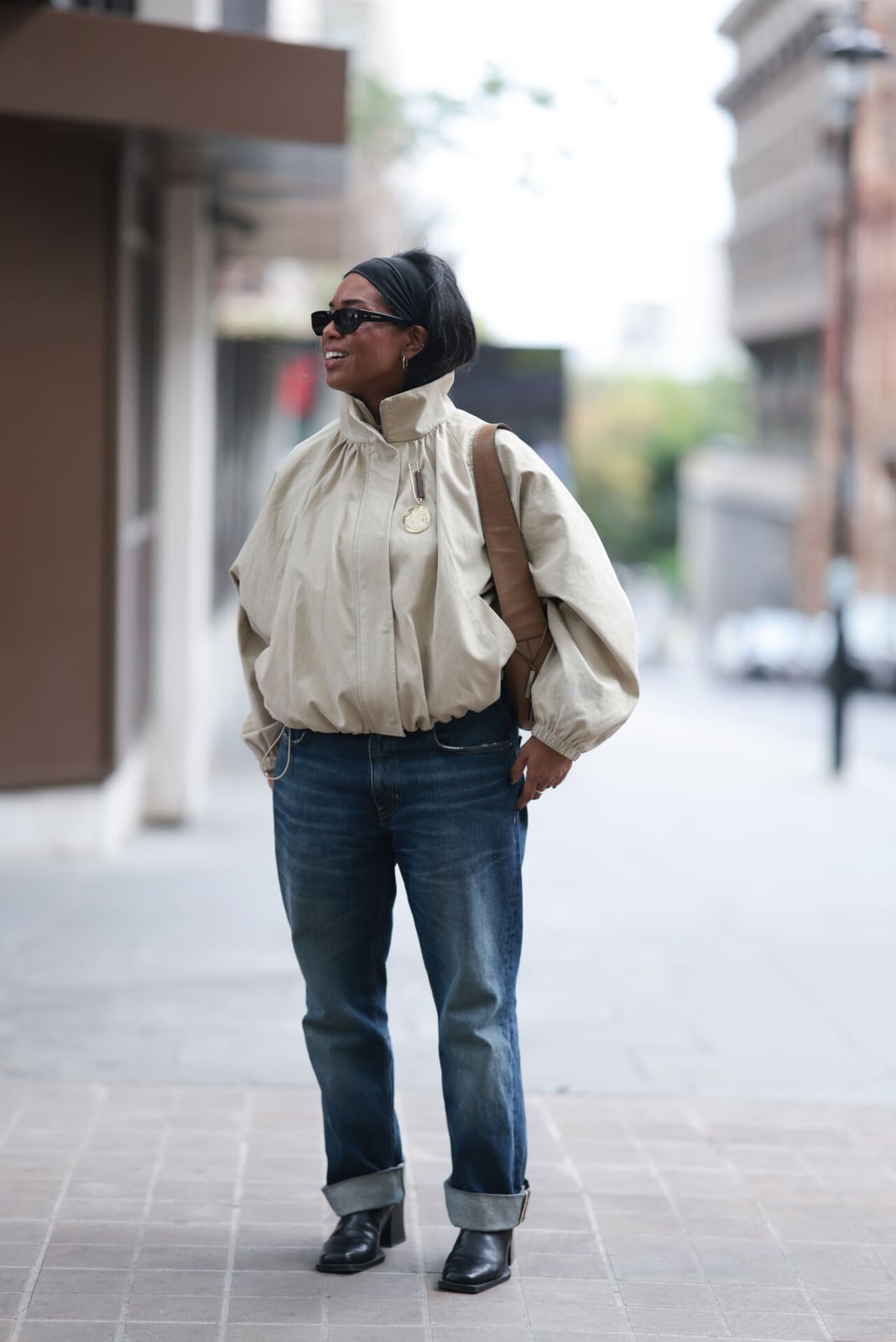 Oversized bomber jacket with baggy jeans, Close-Up Take — Simple Street Style Outfits