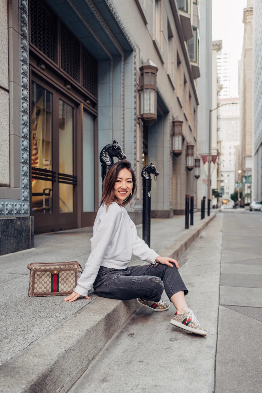 Crewneck sweatshirt with baggy gray jeans — Simple Street Style Outfits