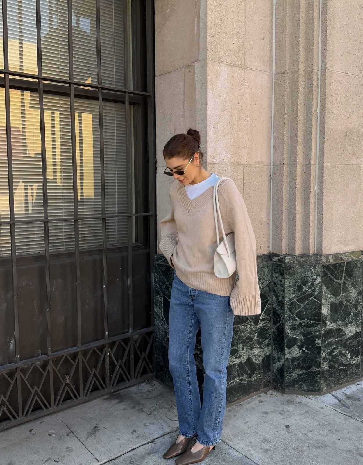 Oversized knit sweater with straight leg jeans — Simple Street Style Outfits
