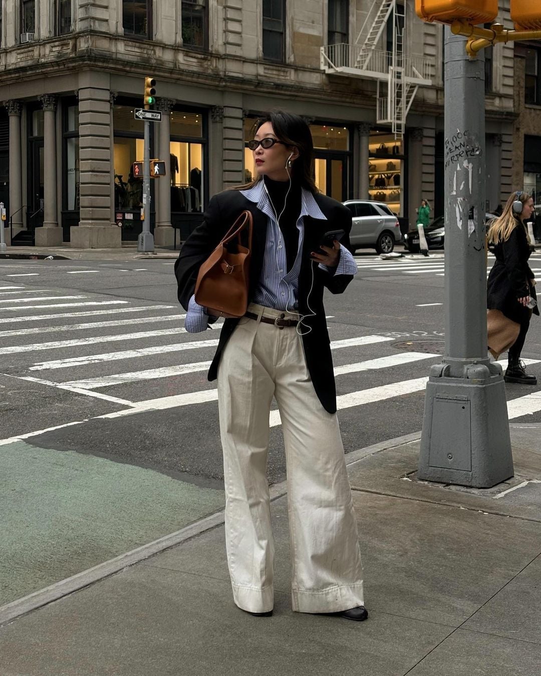 Urban layering with oversized blazer and cream trousers, Close-Up Take — Simple Street Style Outfits