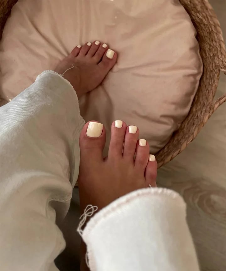Creamy Milky Off-White Glossy Toenails — Simple Toenail Colors
