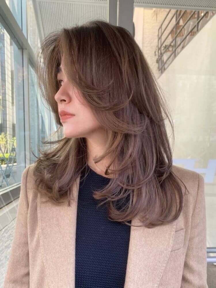 Shoulder Length Layered Cut With Ash Brown Highlights — Simple Trending Hairstyle