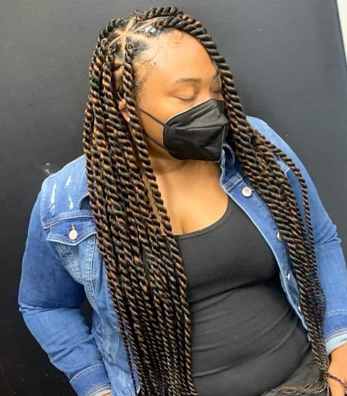 Wavy Mid-Back Twists With Brown and Blonde Highlights — Simple Twist Hairstyles
